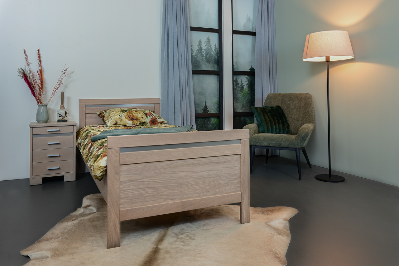 vd broek meubelen ledikant Luuk
