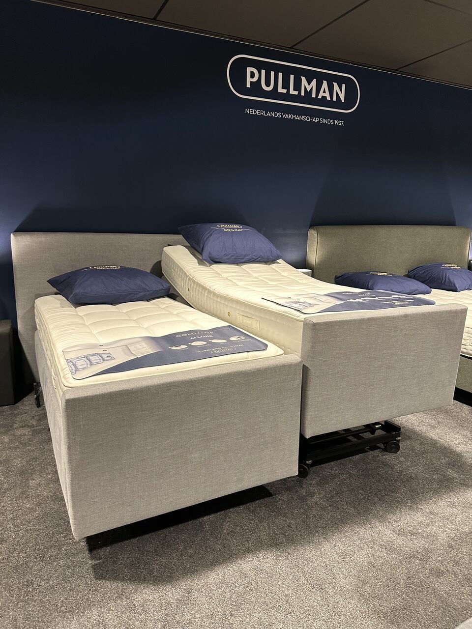 De Hoog-Laag Care Boxspring van Nachtrijk is een luxe comfortbed met een tweemotorige boxspring en een hoog-laag lift, wat verzorging vergemakkelijkt. Dit bed is verkrijgbaar in eenpersoons- of tweepersoonsuitvoering en kan worden voorzien van een papegaai of uitvalbescherming. Het heeft degelijke wielen en een solide stalen frame. Verschillende hoofd- en voetborden zijn optioneel. Het showroommodel is verkrijgbaar vanaf € 6.350, met een korting van € 2.743